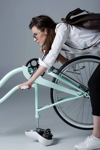 Женщина-хипстер с велосипедом — стоковое фото