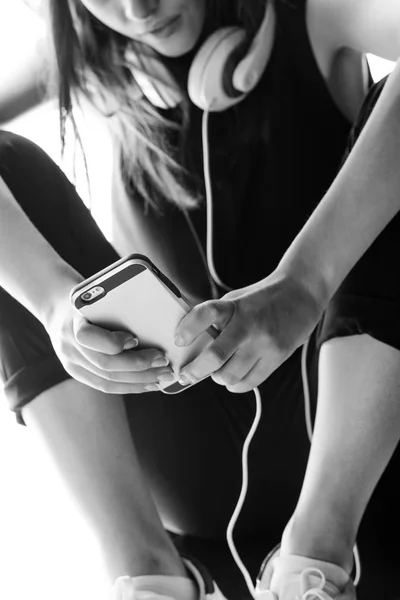 Hipster Mujer usando smartphone - foto de stock