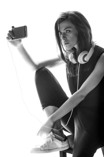 Женщина-хипстер с помощью смартфона — стоковое фото