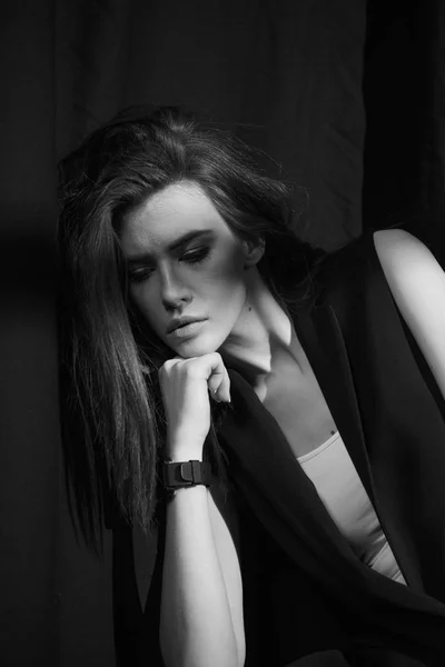 Beautiful young woman — Stock Photo