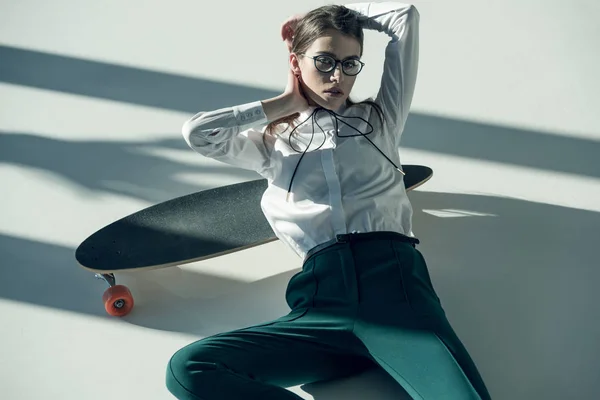 Elegante donna hipster con skateboard — Foto stock