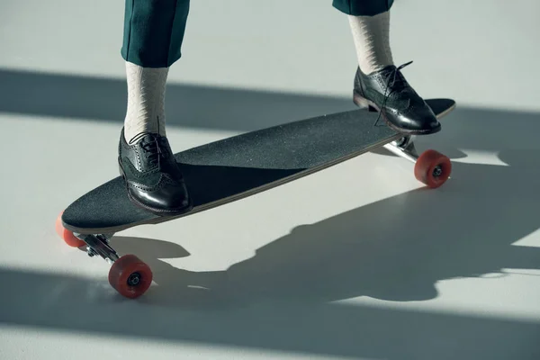 Legs standing on skateboard — Stock Photo