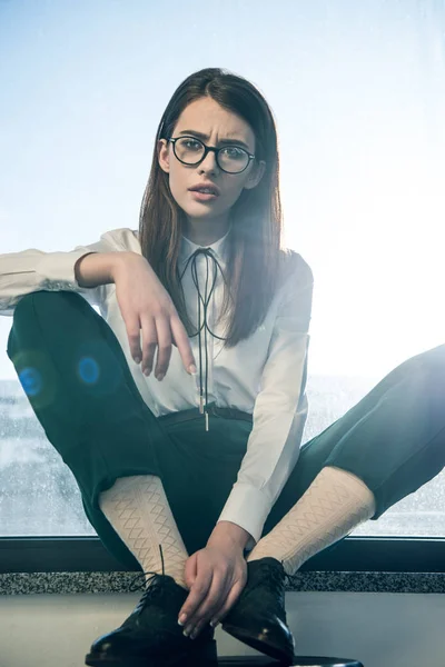 Elegante donna hipster in occhiali — Foto stock