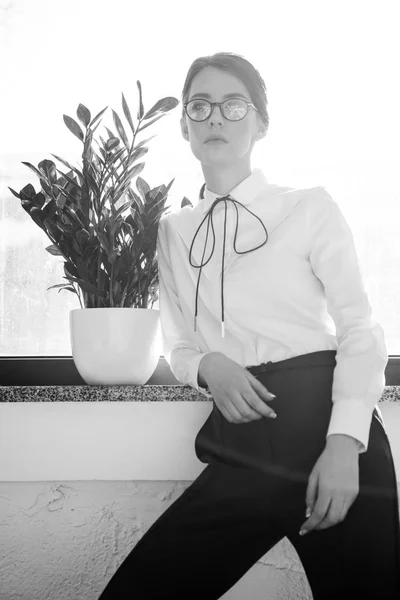 Mujer hipster en camisa blanca con planta - foto de stock