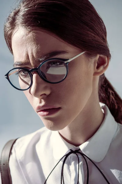 Elegante donna hipster in occhiali — Foto stock