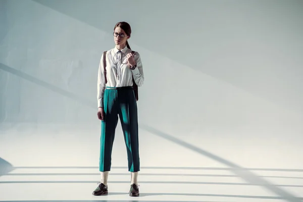 Mujer hipster con estilo en camisa blanca - foto de stock