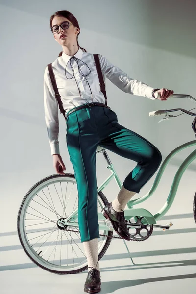 Femme hipster avec vélo hipster — Photo de stock