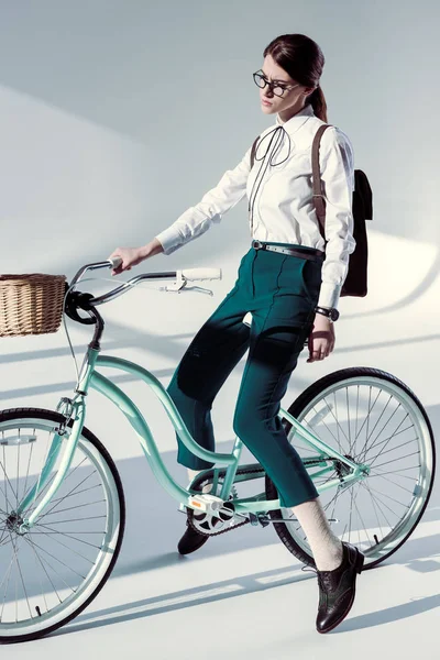Mujer hipster con bicicleta hipster - foto de stock