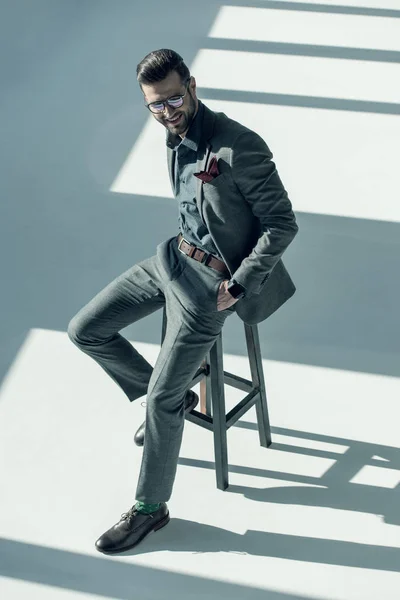 Hombre guapo y elegante — Stock Photo