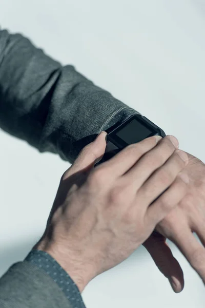 Бізнесмен, використовуючи smartwatch — стокове фото