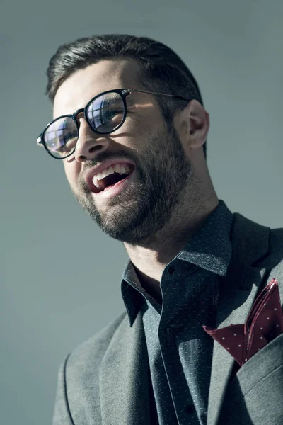 Hombre guapo y elegante — Stock Photo