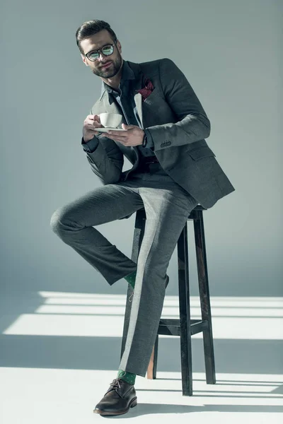 Homme avec tasse de café — Photo de stock