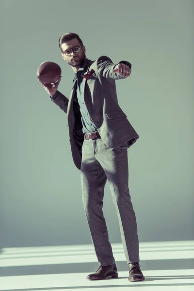 Стильный мужчина с мячом для регби — стоковое фото