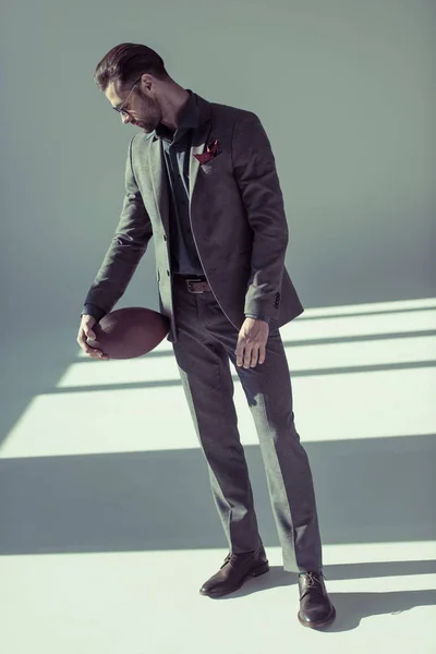 Hombre con estilo con pelota de rugby - foto de stock