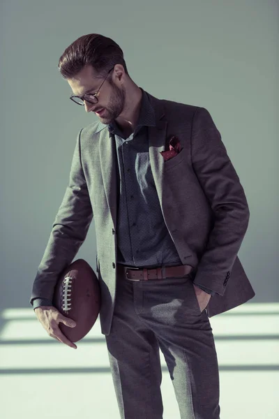 Hombre con estilo con pelota de rugby - foto de stock