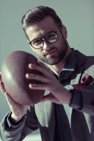 Uomo elegante con palla da rugby — Foto stock