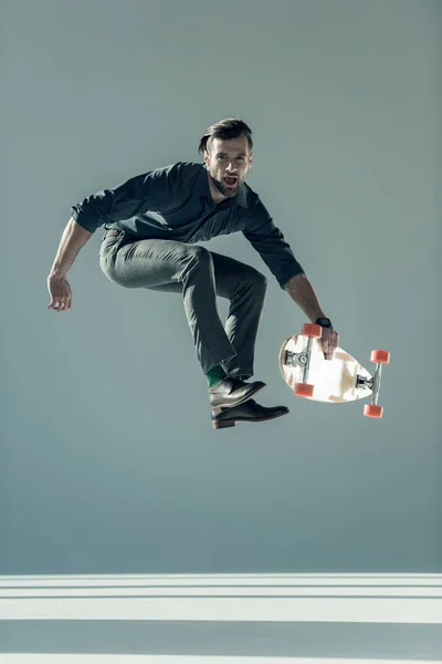 Homem na moda segurando skate — Fotografia de Stock