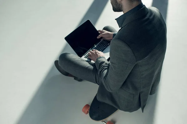 Empresario escribiendo en el ordenador portátil - foto de stock