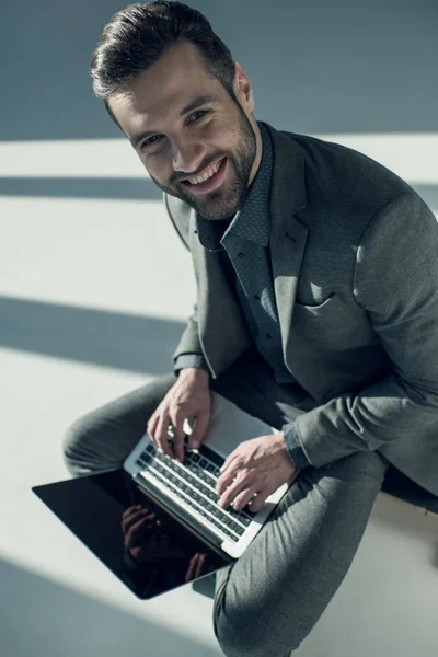 Homem de negócios elegante usando laptop — Fotografia de Stock