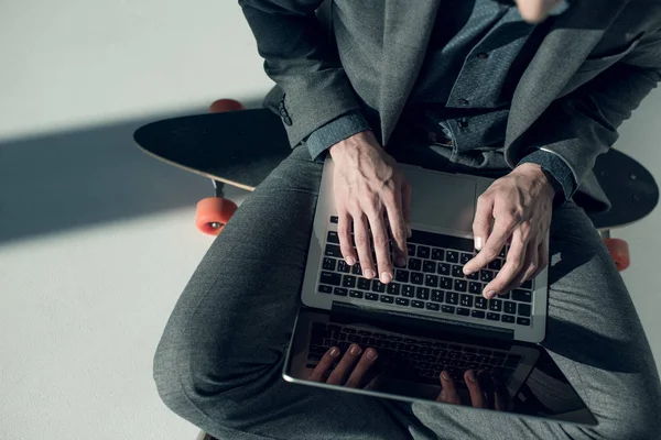 Geschäftsmann tippt auf Laptop — Stockfoto