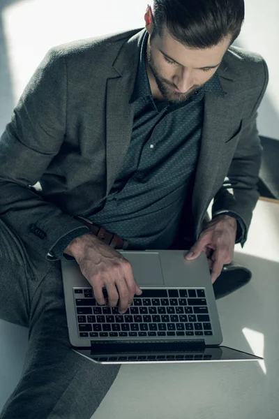Empresário digitando no laptop — Fotografia de Stock
