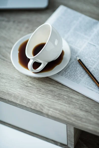 Tasse Kaffee und Zeitung — Stockfoto
