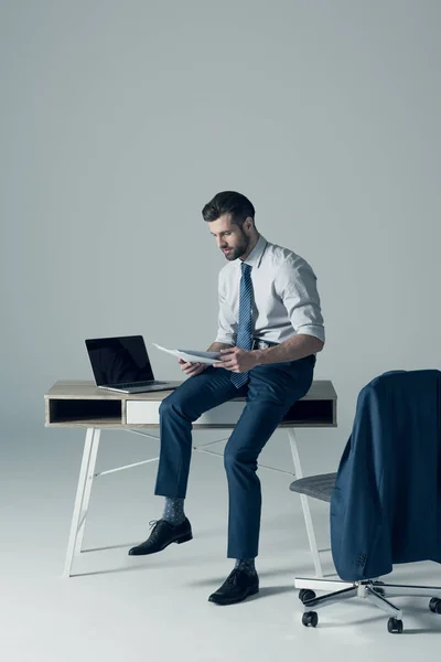 Homme d'affaires assis sur la table — Photo de stock