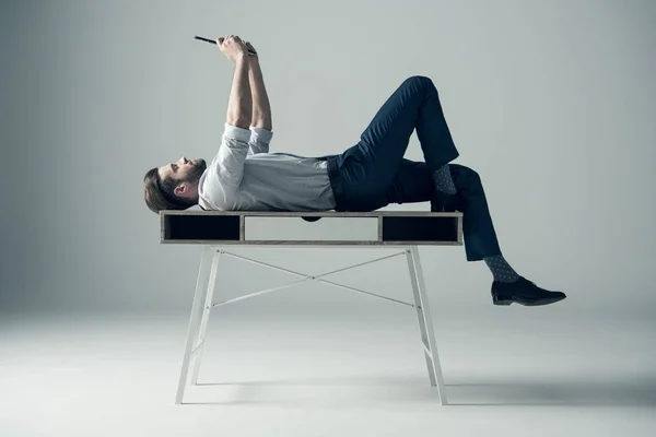 Homem de negócios deitado na mesa — Fotografia de Stock