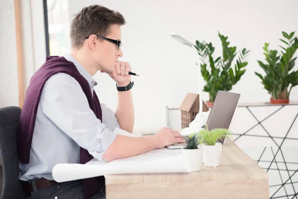 Young businessman using laptop — Stock Photo