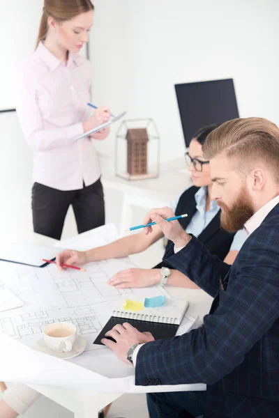 Jeunes gens d'affaires travaillant ensemble — Photo de stock