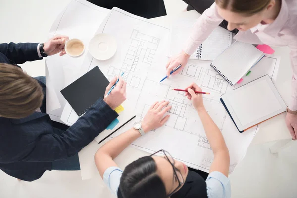 Jóvenes empresarios trabajando juntos - foto de stock