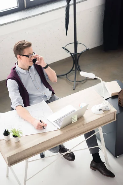 Hombre de negocios usando smartphone - foto de stock