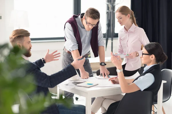 Jeunes gens d'affaires travaillant ensemble — Photo de stock