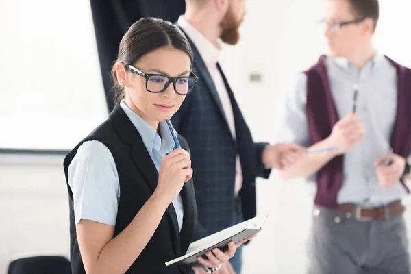 Femme d'affaires tenant un cahier — Photo de stock