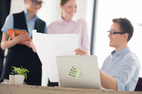 Jóvenes empresarios trabajando juntos - foto de stock