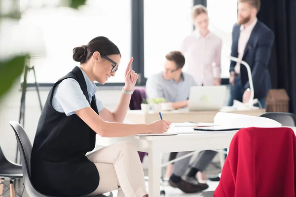 Lächelnde junge Geschäftsfrau — Stockfoto