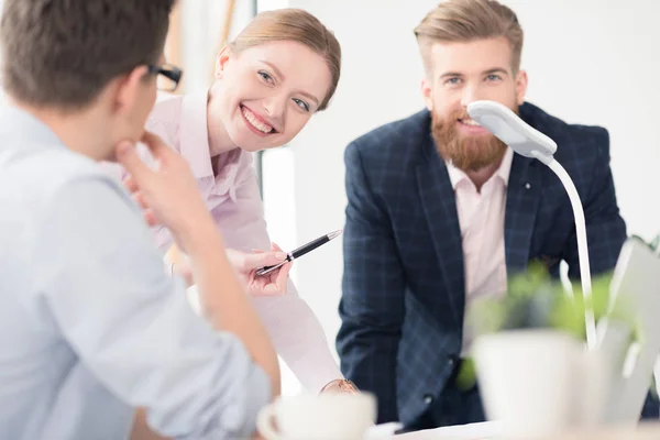 Jóvenes empresarios trabajando juntos - foto de stock