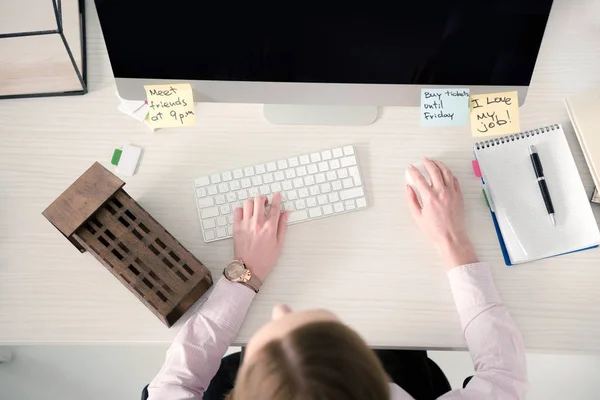 Geschäftsfrau nutzt Computer — Stockfoto