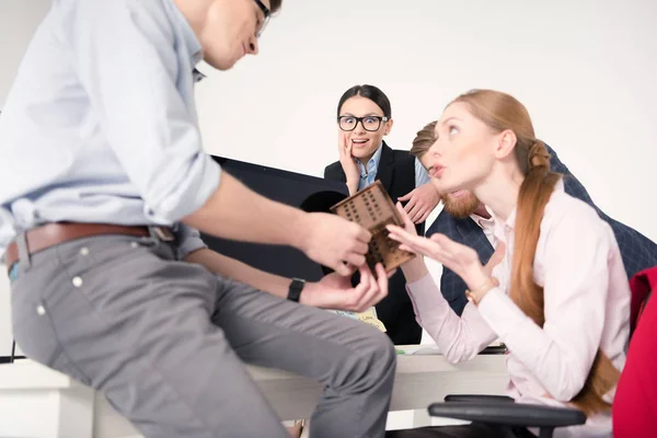 Jeunes gens d'affaires travaillant ensemble — Photo de stock