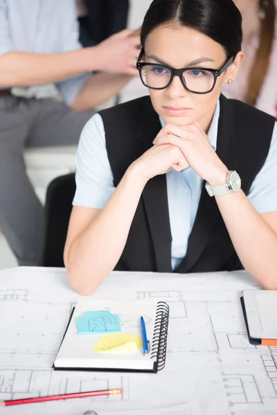 Jeune femme d'affaires en fonction — Photo de stock