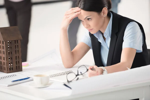 Jeune femme d'affaires fatiguée — Photo de stock