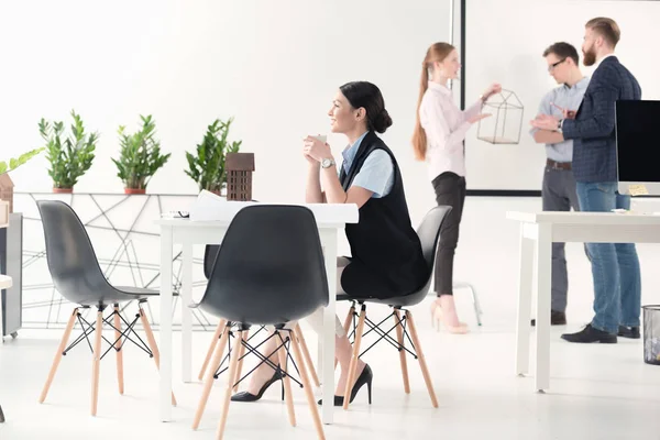 Femme d'affaires buvant du café — Photo de stock