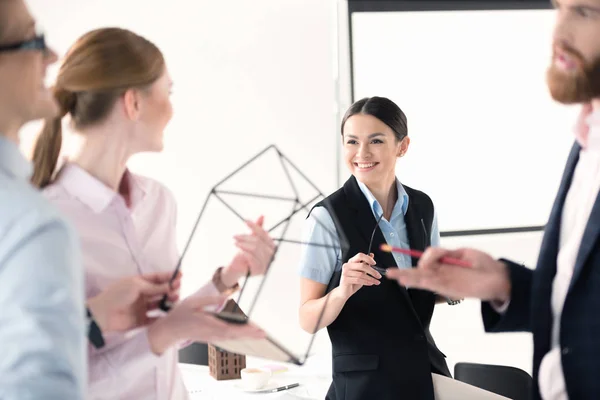 Jóvenes empresarios trabajando juntos - foto de stock