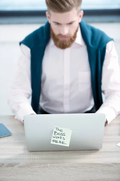 Uomo d'affari che utilizza laptop — Foto stock