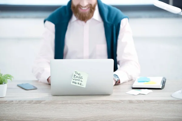 Uomo d'affari che utilizza laptop — Foto stock