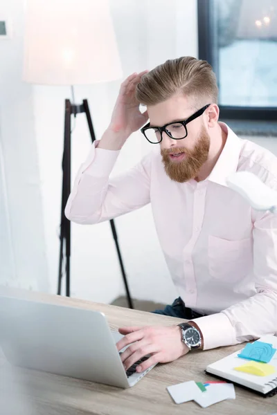 Homme d'affaires travaillant à table — Photo de stock