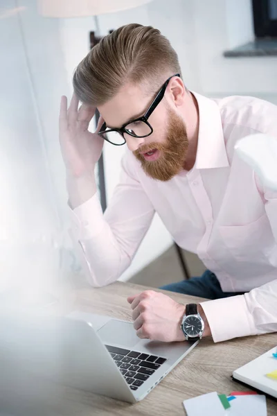 Homme d'affaires travaillant à table — Photo de stock