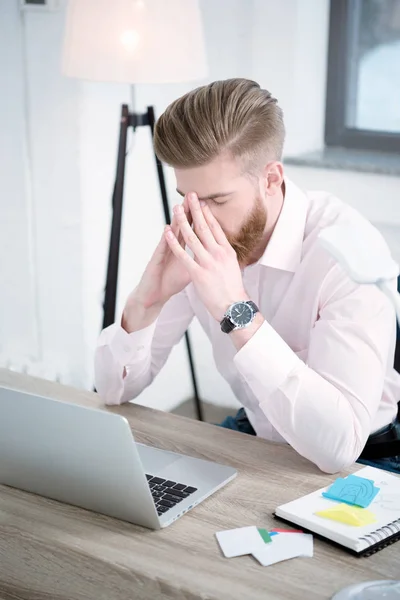 Бізнесмен працює за столом — Stock Photo