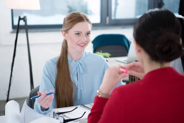 Giovani imprenditori che lavorano insieme — Foto stock