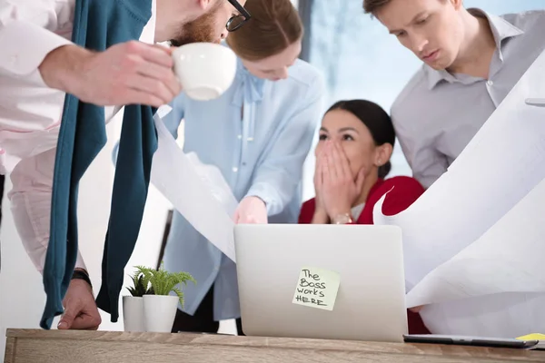 Jóvenes empresarios trabajando juntos - foto de stock